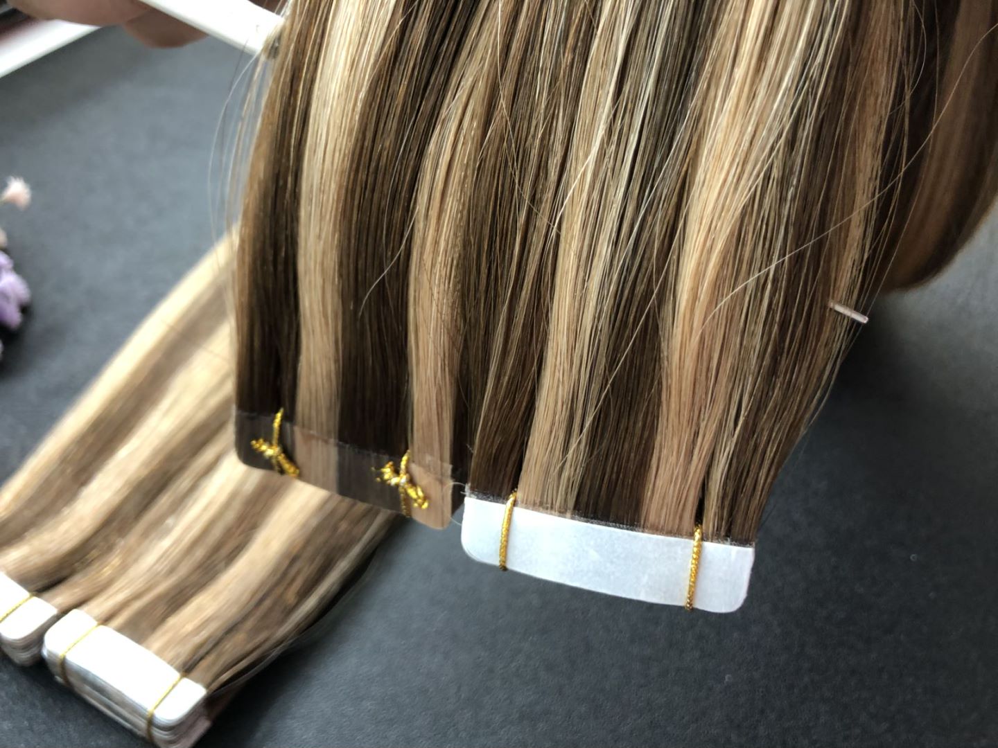 Cinta Remy en extensiones de colores.